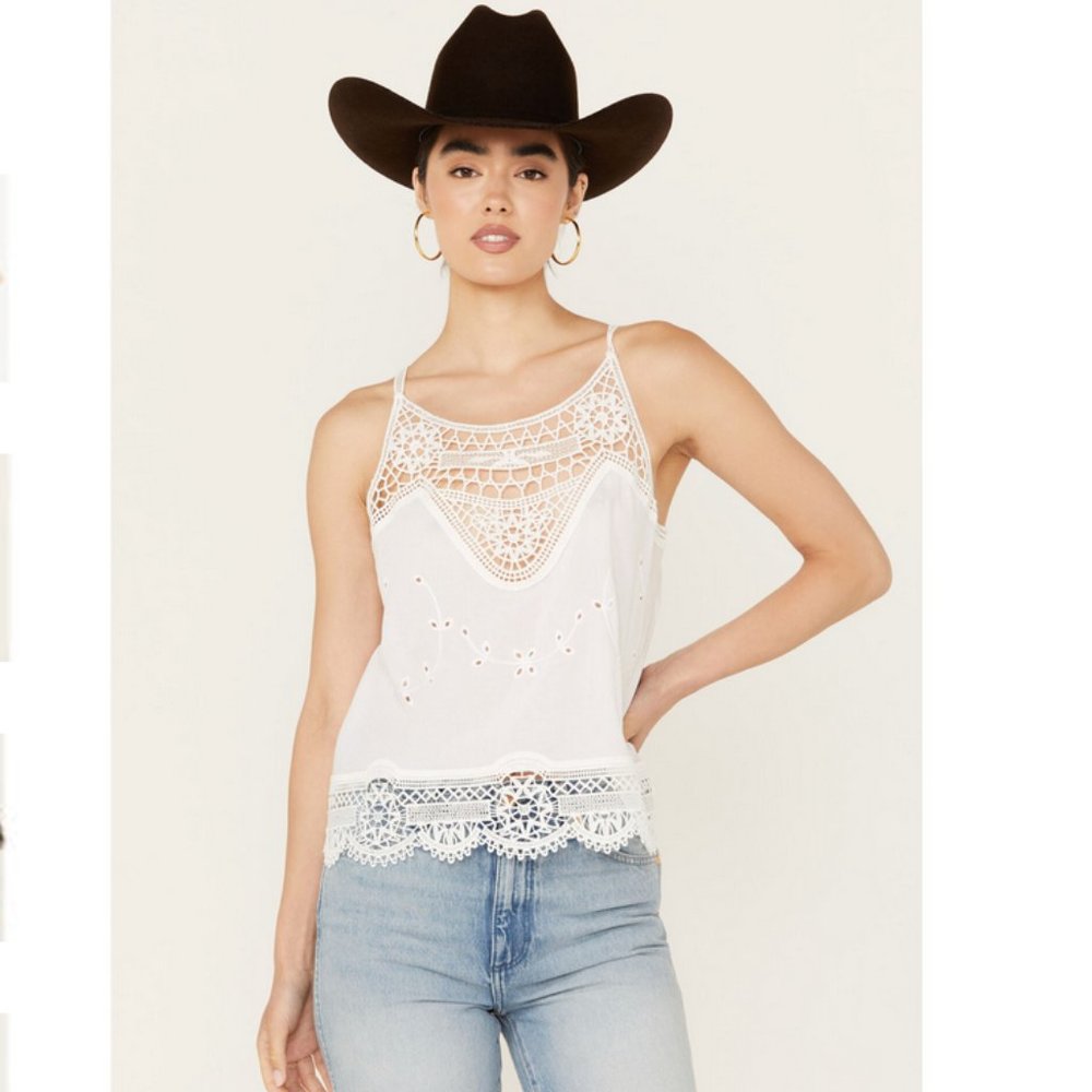 NWT.  Beyond The Radar Women's Crochet Trim Tank